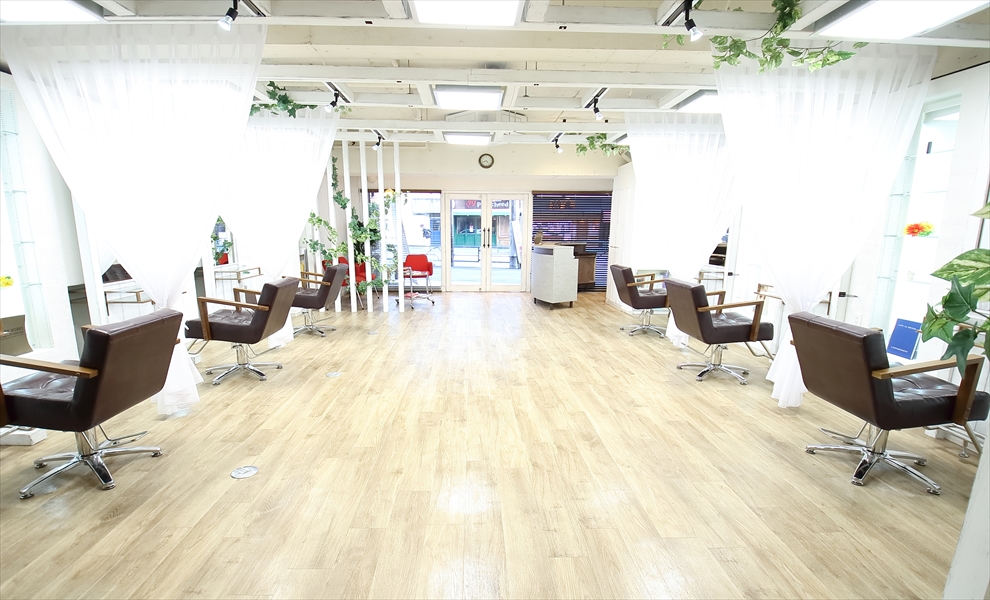 OPSIS Kalon 惠比壽店內的美容座椅與空間