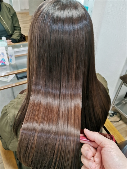恵比寿美容院OPSIS Kalonの髪質改善トリートメントによる艶髪を持ちあげてみる2